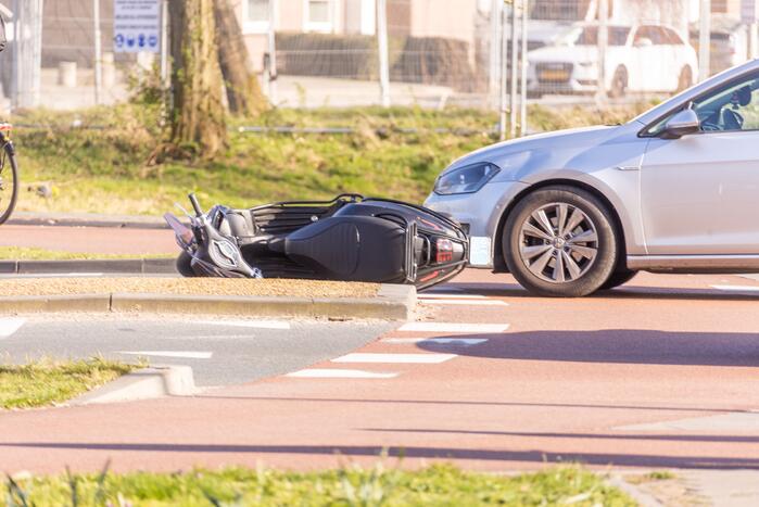 Scooter rijdt tegen auto aan