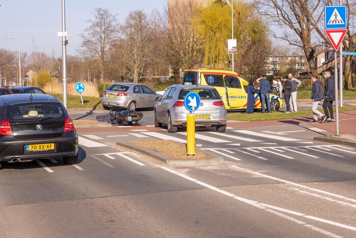 Scooter rijdt tegen auto aan
