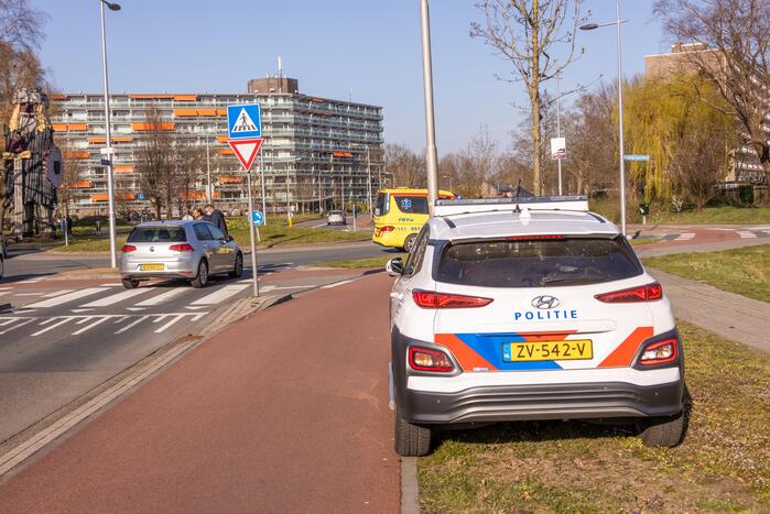 Scooter rijdt tegen auto aan
