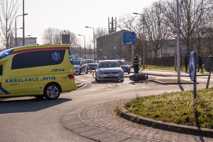 Scooter rijdt tegen auto aan