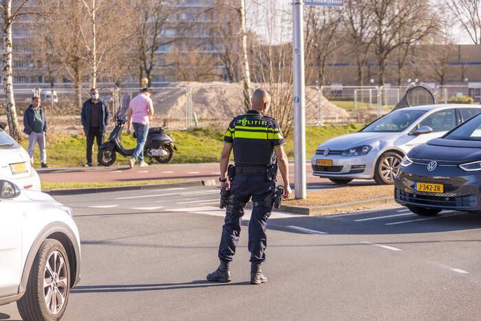 Scooter rijdt tegen auto aan