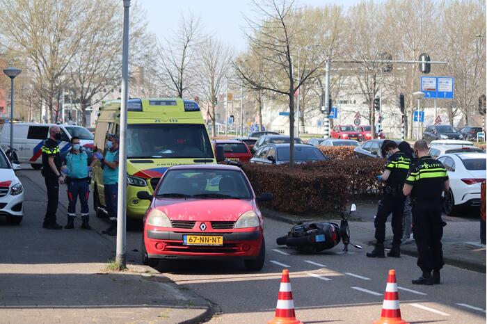 Scooterrijder onderuit bij botsing met auto