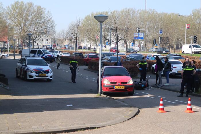 Scooterrijder onderuit bij botsing met auto
