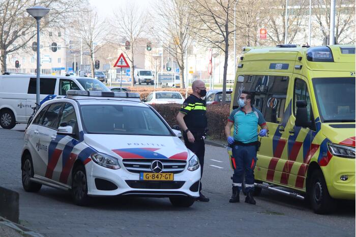 Scooterrijder onderuit bij botsing met auto