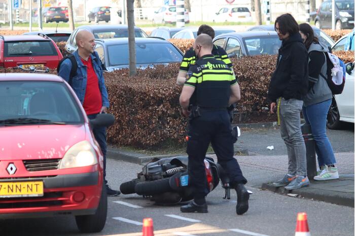 Scooterrijder onderuit bij botsing met auto