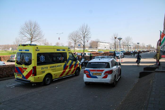 Scooterrijder onderuit bij botsing met auto