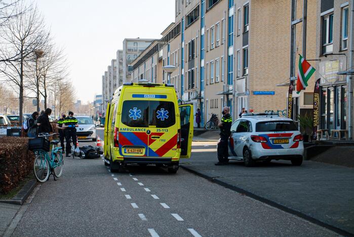 Scooterrijder onderuit bij botsing met auto