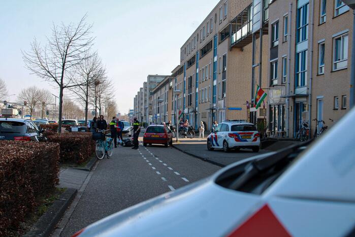 Scooterrijder onderuit bij botsing met auto