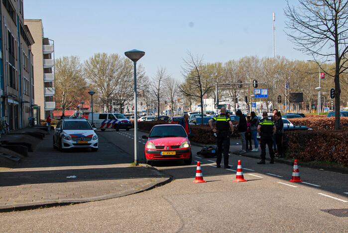 Scooterrijder onderuit bij botsing met auto