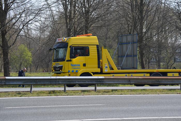 Auto belandt in sloot bij verkeersongeval