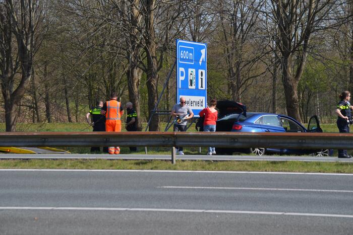 Auto belandt in sloot bij verkeersongeval