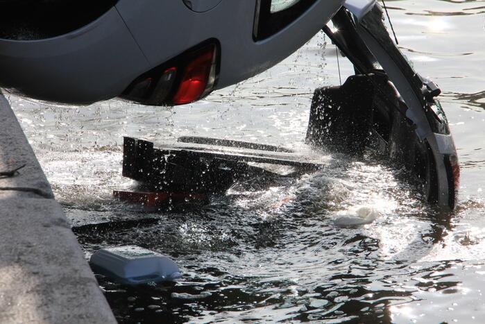 Auto rijdt van kade af