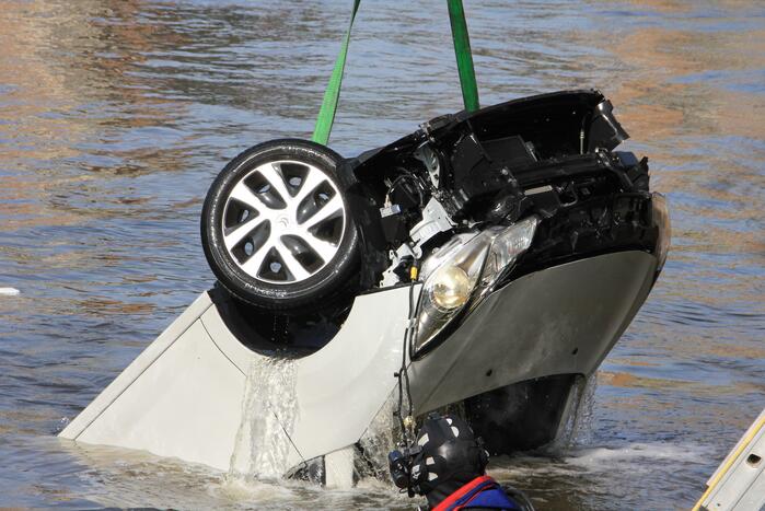 Auto rijdt van kade af