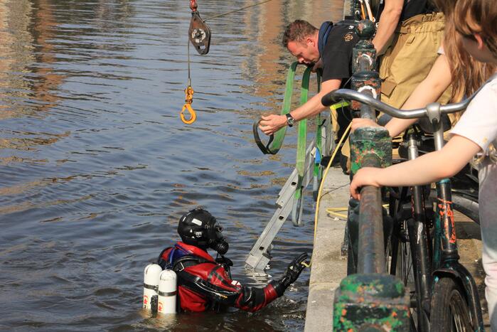 Auto rijdt van kade af