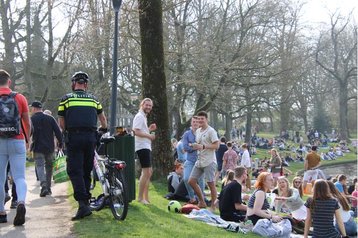 Handhavers en politie treden op bij niet naleven coronaregels