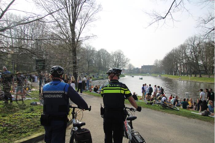 Handhavers en politie treden op bij niet naleven coronaregels