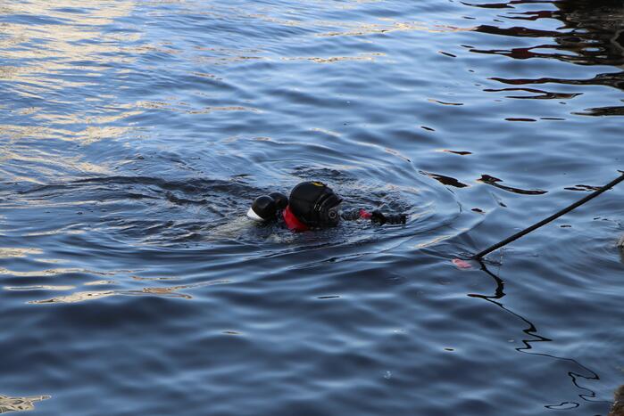 Drie inzittende halen natpak nadat auto te water is geraakt