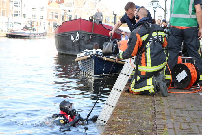 Drie inzittende halen natpak nadat auto te water is geraakt
