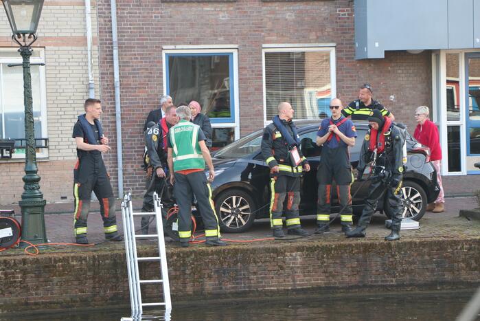 Drie inzittende halen natpak nadat auto te water is geraakt