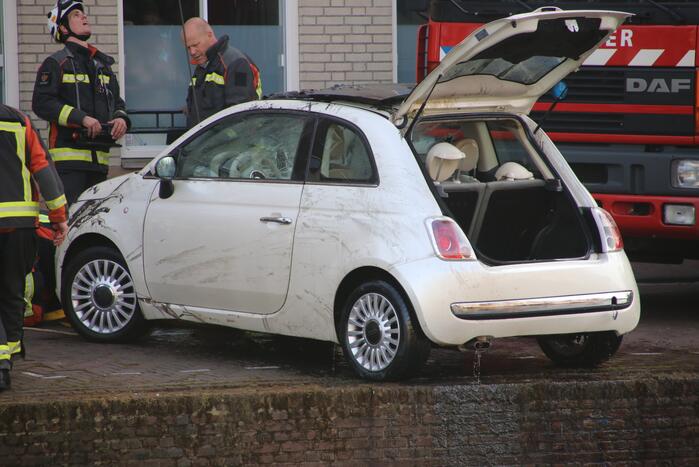 Drie inzittende halen natpak nadat auto te water is geraakt