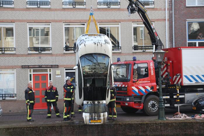 Drie inzittende halen natpak nadat auto te water is geraakt