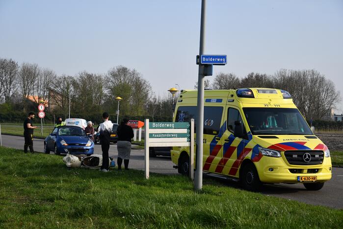 Automobiliste botst op scooterrijder