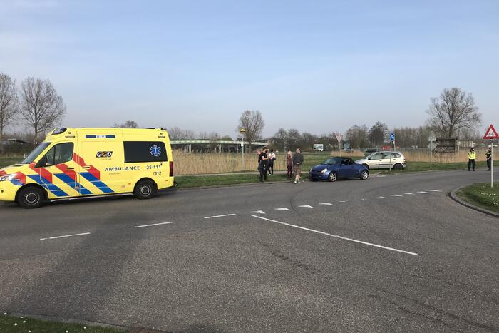 Automobiliste botst op scooterrijder
