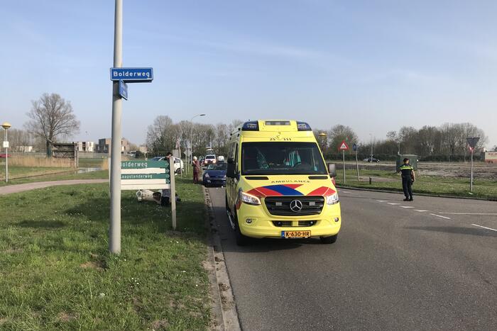 Automobiliste botst op scooterrijder