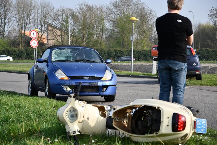 Automobiliste botst op scooterrijder