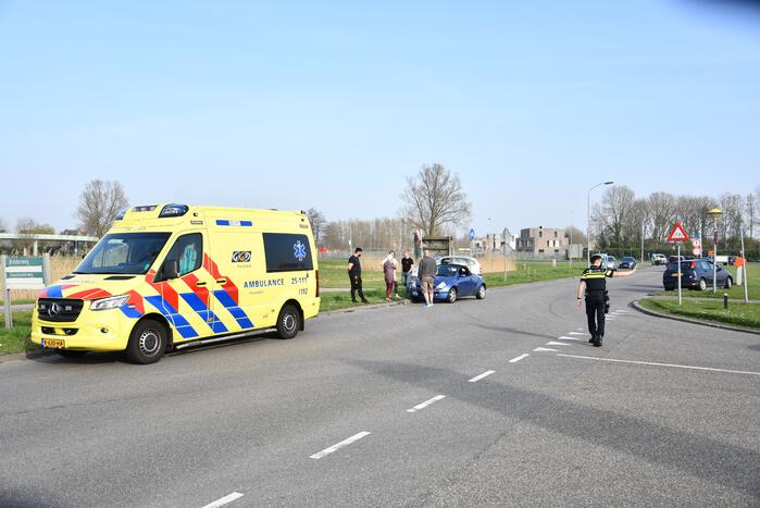 Automobiliste botst op scooterrijder