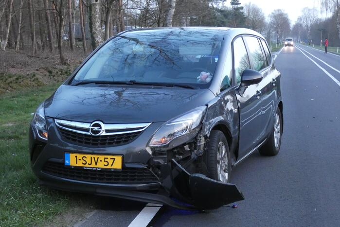 Auto op z'n kop in de sloot na ongeval