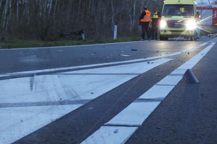 Auto op z'n kop in de sloot na ongeval