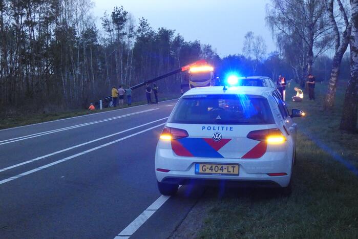 Auto op z'n kop in de sloot na ongeval