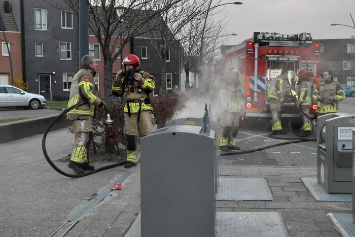 Brandweer blust brand in ondergrondse container