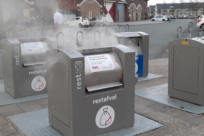 Brandweer blust brand in ondergrondse container