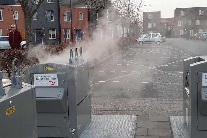 Brandweer blust brand in ondergrondse container