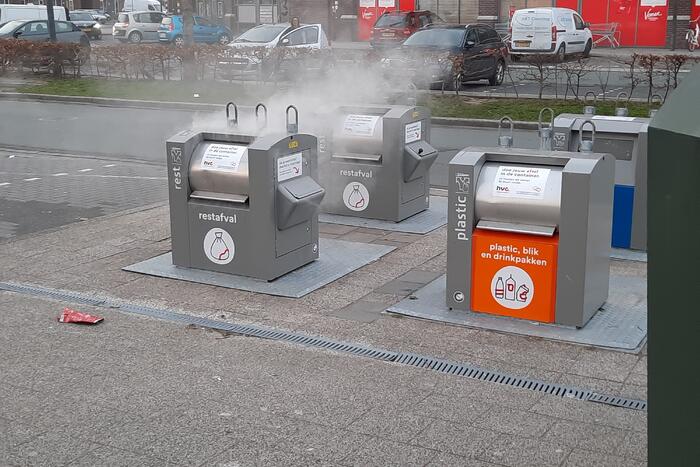 Brandweer blust brand in ondergrondse container