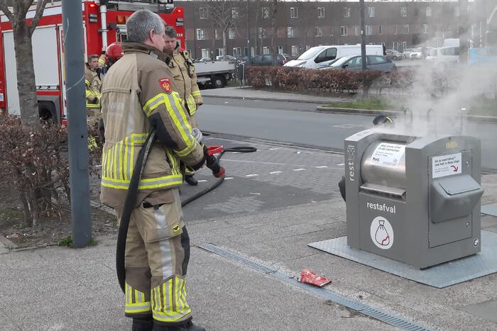 Brandweer blust brand in ondergrondse container