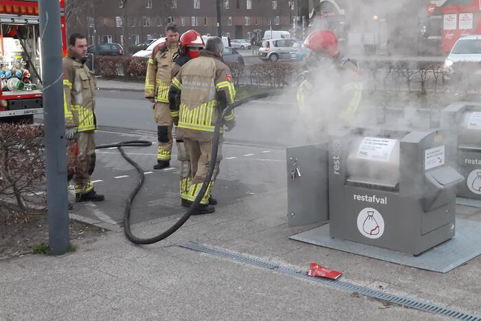 Brandweer blust brand in ondergrondse container