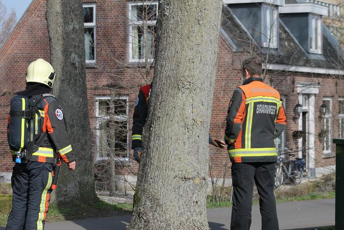 Brandweer doet onderzoek naar gaslucht in woning