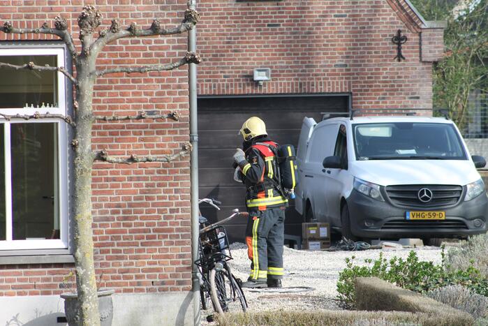 Brandweer doet onderzoek naar gaslucht in woning