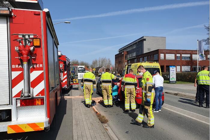 Twee auto's botsen frontaal op elkaar