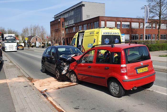 Twee auto's botsen frontaal op elkaar