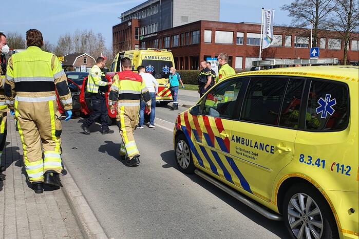 Twee auto's botsen frontaal op elkaar