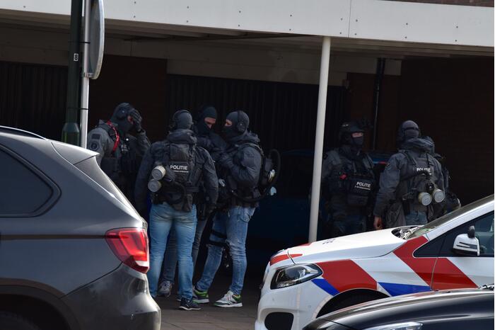 Woning gewapende man omsingeld door arrestatieteam