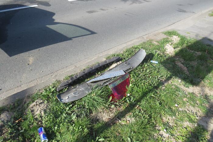 Drie voertuigen botsen op elkaar