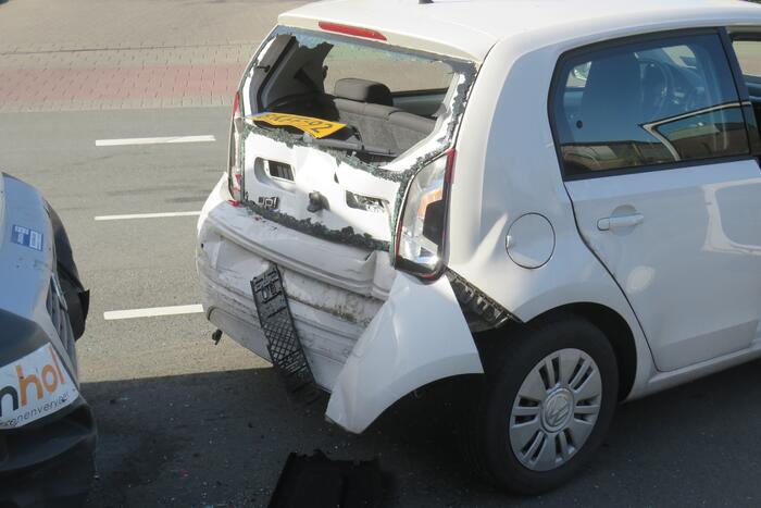 Drie voertuigen botsen op elkaar