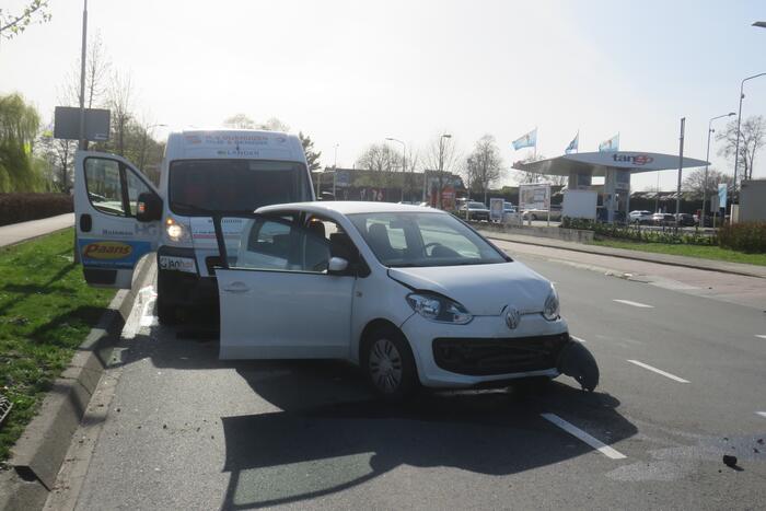 Drie voertuigen botsen op elkaar