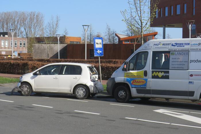 Drie voertuigen botsen op elkaar