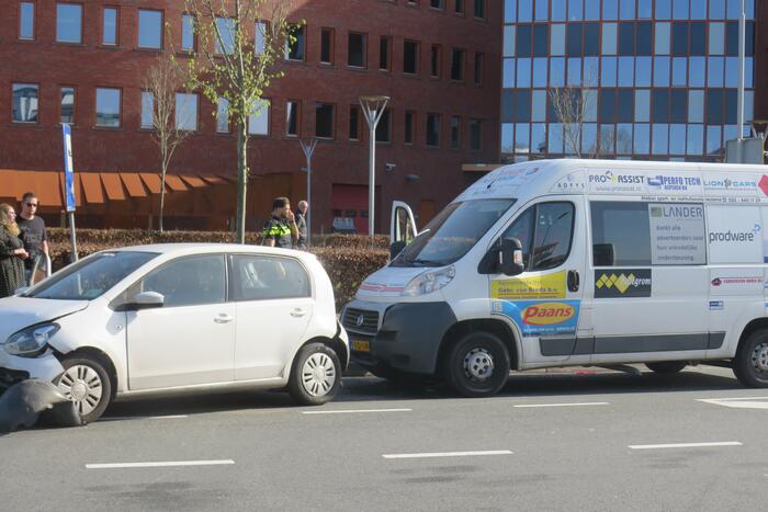 Drie voertuigen botsen op elkaar